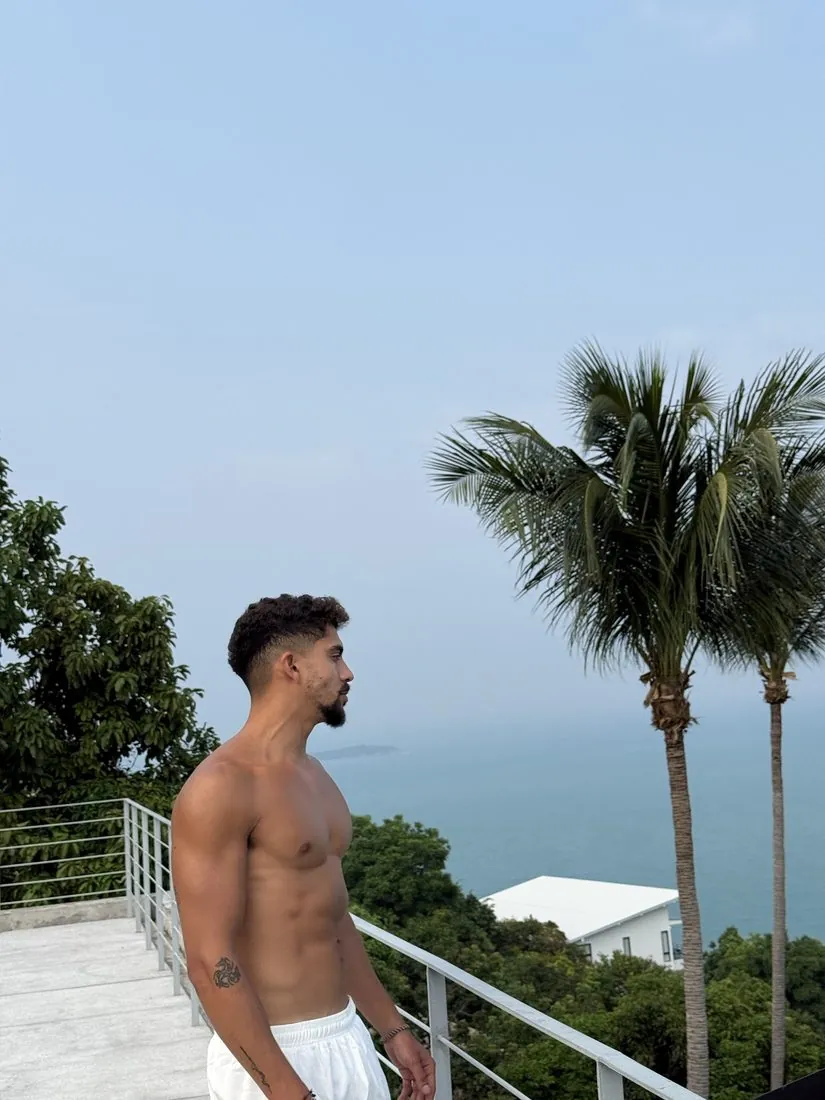 אראל על מרפסת מול הים בתאילנד, יום לפני התאונה